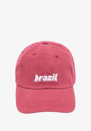 Czerwona bawełniana czapka baseballowa z haftowanym napisem "brazylia" w białym kolorze. Posiada regulowany pasek oraz sześciopanelowy design z otworami wentylacyjnymi.