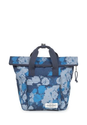 Blåt og gråt Eastpak-taske med blomsterprint, roll-top lukning, front lynlåslomme og dobbelte bærehåndtag sikret med en trykknap.