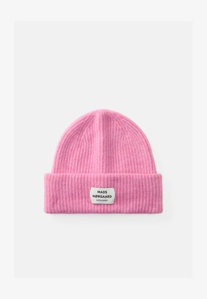 Berretto a coste rosa con risvolto e un'etichetta rettangolare che reca la scritta "MADS NØRGAARD COPENHAGEN" in nero su sfondo bianco.