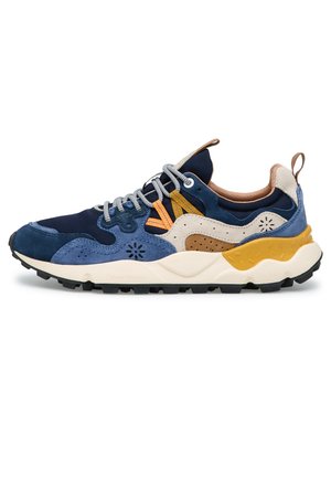 Lässiger Sneaker mit blauen, beigen und senffarbenen Veloursledereinsätzen, gemusterten Schnürsenkeln, gepolsterter Sohle und strukturiertem schwarzem Gummiaußensohle.