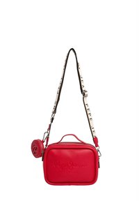 Borsa a tracolla rossa in ecopelle con superficie texture, manico superiore, chiusura a zip e tracolla regolabile con dettagli logo stampati.