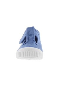 Scarpa in tela blu con suola in gomma bianca, dotata di due aperture laterali e chiusura a loop per un'inserzione facile. La parte superiore testurizzata ne rinforza la durata.
