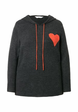 Sweat à capuche en maille gris foncé avec cordons orange et détail en feutrine rouge en forme de cœur sur le côté gauche de la poitrine. Texture douce, coupe décontractée.