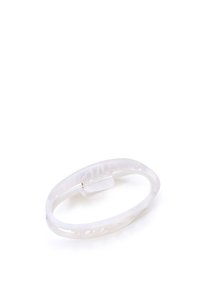 Fibbia per capelli ovale e traslucida realizzata in acrilico lucido, con un effetto marmorizzato, superficie liscia e chiusura a scatto sicura.