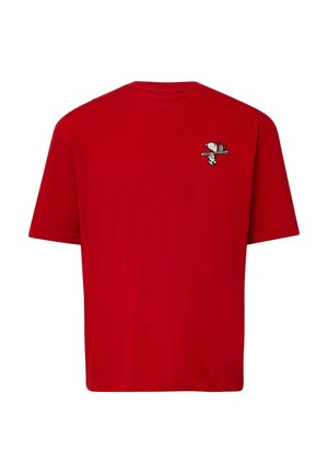 Rdeča bombažna majica s kratkimi rokavi in okroglo vratnim izrezom, z majhnim vezenim motivom Snoopy na levi strani prsnega koša.