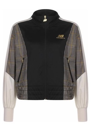 Chaqueta negra y beige con paneles laterales a cuadros, cremallera frontal, bolsillos con cremallera, puños elásticos y un logo dorado de New Balance en el pecho.