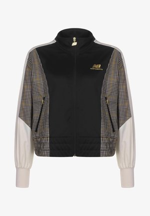 Chaqueta negra y beige con paneles laterales a cuadros, cremallera frontal, bolsillos con cremallera, puños elásticos y un logo dorado de New Balance en el pecho.