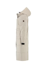 Lange beigekleurige gewatteerde winterjas met capuchon en zijzakken, weergegeven vanuit zijaanzicht op een witte achtergrond.