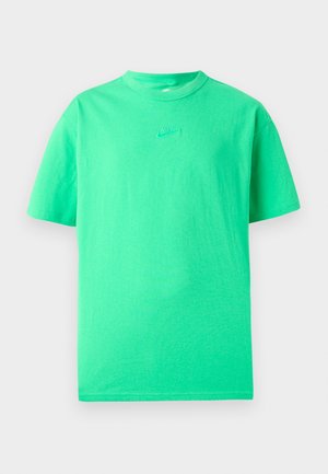 Zöld, rövid ujjú pamut póló, kerek nyakkivágással, az mellrészen egy enyhén sötétebb zöld hímzett Nike logóval.