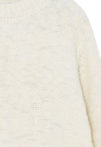 Maglione bianco lavorato a maglia con scollo a costine e un tessuto morbido e testurizzato. Il design è comodo, con un motivo sottile.