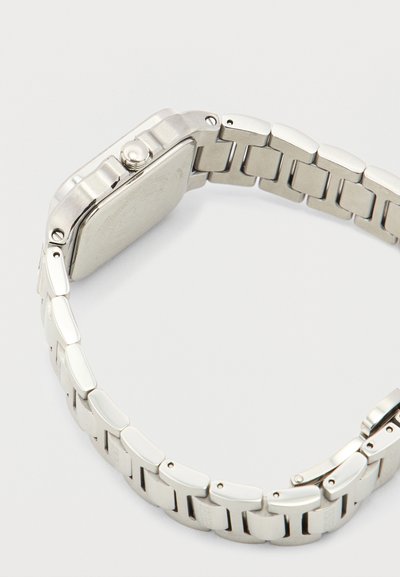 Μεταλλικό ρολόι χειρός με ορθογώνιο καντράν και μπρασελέ με κρίκους, εμφανίζεται από πλάγια και πίσω όψη σε απλό λευκό φόντο.