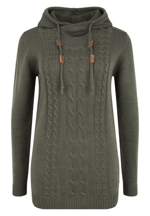 Grön stickad tröja med cowl-halsringning, som har ett kabelstickat mönster, snörningsdetaljer och ribbade muddar och fåll.