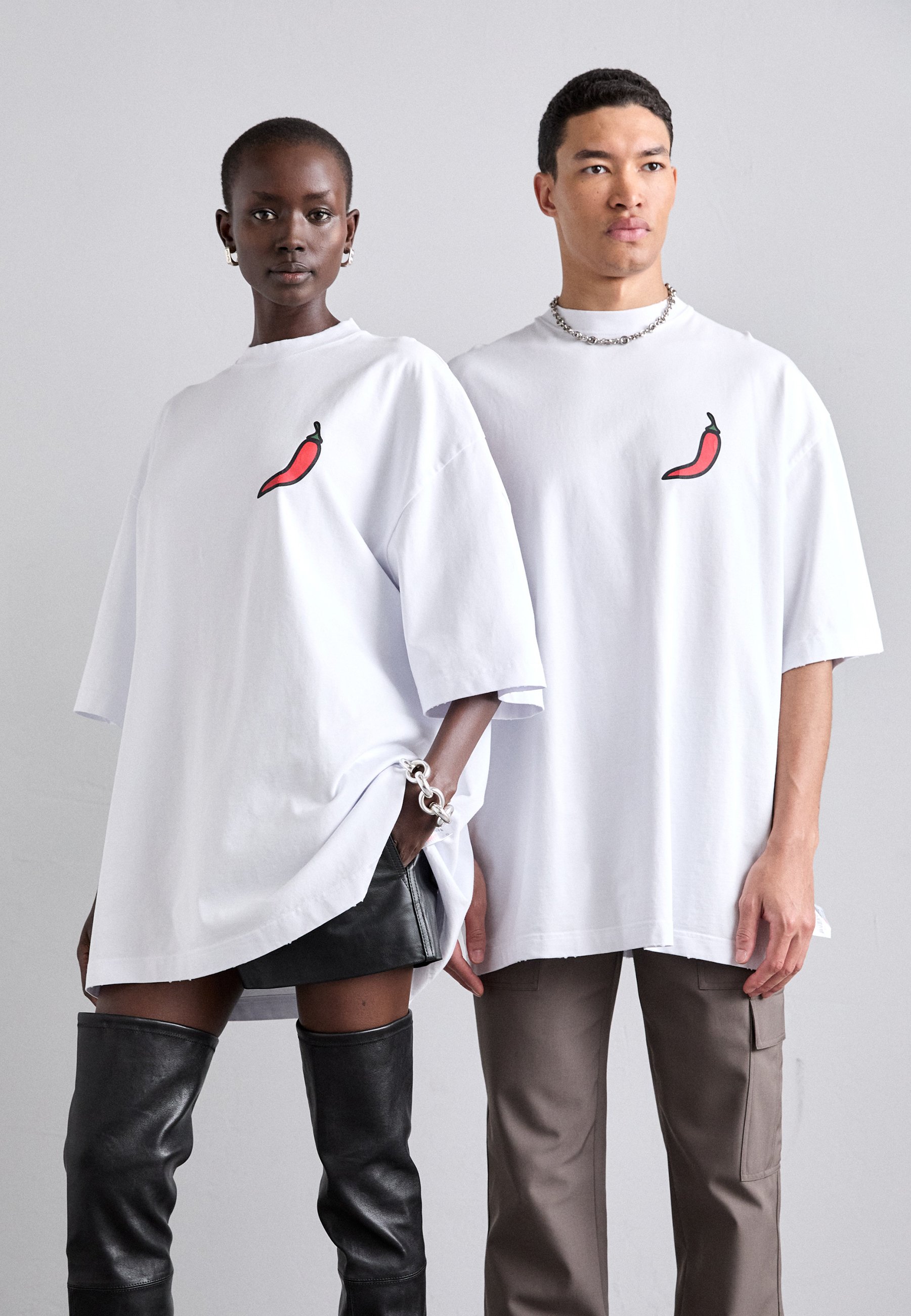 032C オンファイアロゴプリントTシャツ F24URC0152100 WHITE WU101734-2.jpg?v=1722940914