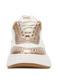 Sneaker bianca con accenti dorati, caratterizzata da una superficie testurizzata, dettagli cuciti e una suola spessa bianca. I lacci sono grigi chiari.