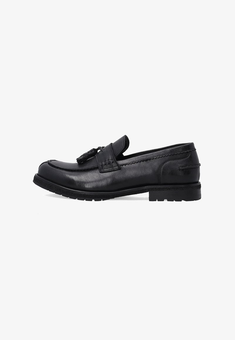 Schwarze Lederloafer mit glatter Textur, ausgestattet mit einer dekorativen Quaste und gestickten Details auf dem Spann. Niedrige Gummisohlen.