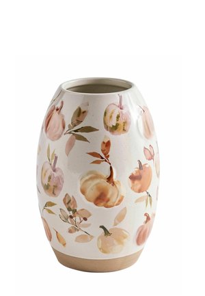 Weiße Keramikvase mit Aquarell-Motiv von orangefarbenen und rosa Kürbissen sowie Herbstblättern, die die Oberfläche zieren.