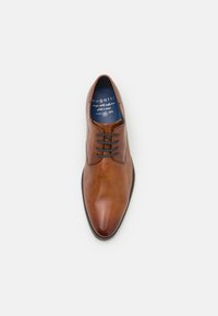 Chaussure habillée en cuir marron avec un bout rond, un design à lacets et une texture lisse. L'intérieur présente une doublure bleue et le logo de la marque.