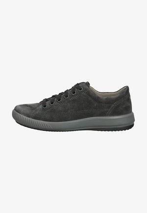 Sneaker grigio in suede con lacci neri, suola in gomma e parte superiore testurizzata. Caratterizzato da occhielli abbinati e design minimalista.