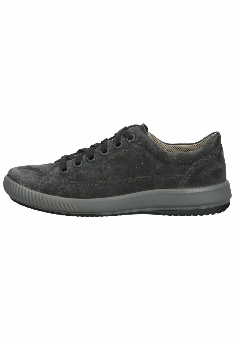 Sneaker grigio in suede con lacci neri, suola in gomma e parte superiore testurizzata. Caratterizzato da occhielli abbinati e design minimalista.