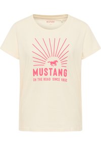 Vaaleancremestä t-paidasta, jossa on lyhyet hihat. Sisältää vaaleanpunaisen graafisen kuvan auringon säteistä ja hevosesta sekä tekstin "MUSTANG ON THE ROAD SINCE 1932."