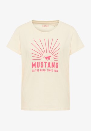 Krémové tričko s krátkým rukávem. Obsahuje růžovou grafiku slunečního paprsku a koně spolu s textem "MUSTANG NA CESTÁCH OD ROKU 1932."