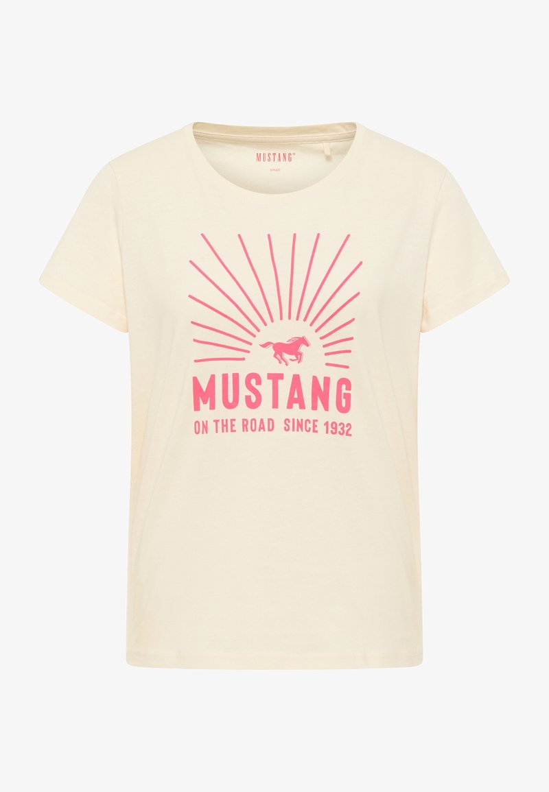 Vaaleancremestä t-paidasta, jossa on lyhyet hihat. Sisältää vaaleanpunaisen graafisen kuvan auringon säteistä ja hevosesta sekä tekstin "MUSTANG ON THE ROAD SINCE 1932."