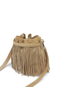 Bolso de cubo de gamuza marrón con detalles de flecos, adornado con piedras de imitación. Cuenta con un cierre de cordón y una correa para el hombro desmontable.