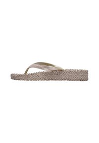 Beige litte flip-flop dengan sol jerami anyaman. Tali berkilau berwarna coklat muda menyilang, memberikan desain yang tekstur dan santai.