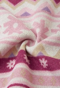 Strickstoff mit einer Farbpalette aus Pink und Creme, der geometrische Muster und Schneeflockenmotiven zeigt und ein strukturiertes, mehrlagiges Aussehen erzeugt.