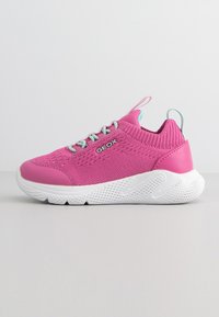 Zapatilla de punto rosa con suela de goma blanca, que presenta un upper texturizado, acentos en turquesa y una pestaña en el talón. Logotipo de la marca visible.