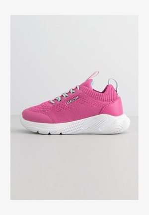 Zapatilla de punto rosa con suela de goma blanca, que presenta un upper texturizado, acentos en turquesa y una pestaña en el talón. Logotipo de la marca visible.