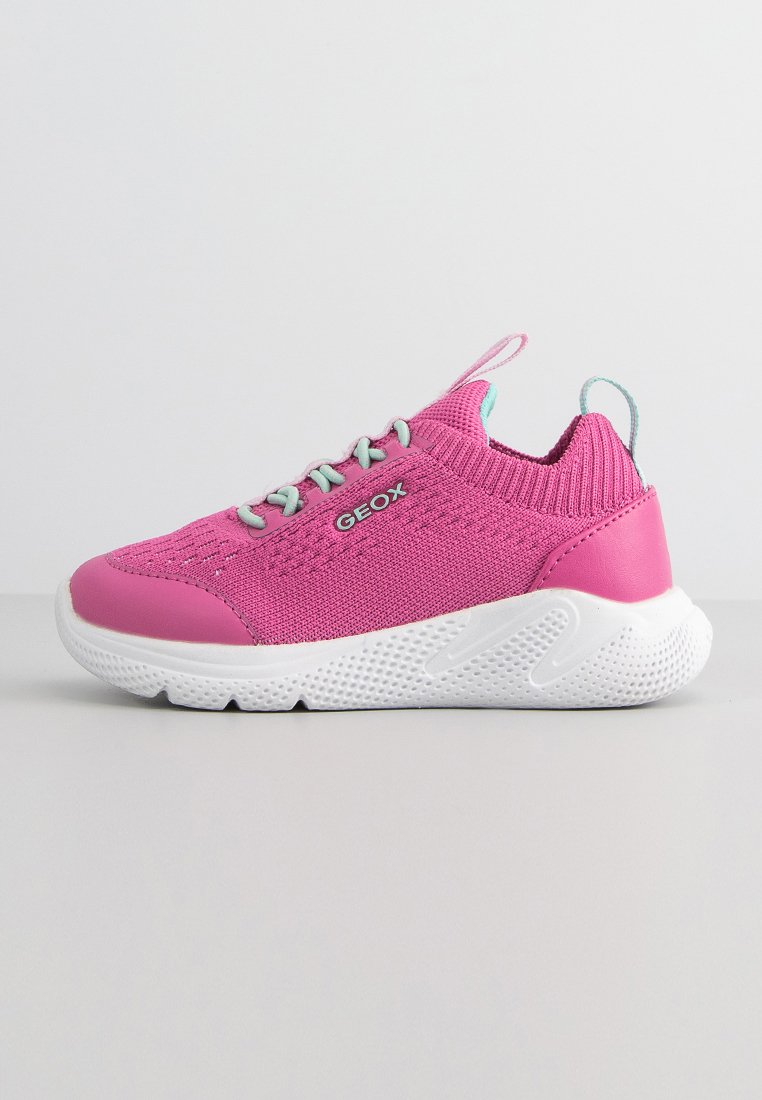 Zapatilla de punto rosa con suela de goma blanca, que presenta un upper texturizado, acentos en turquesa y una pestaña en el talón. Logotipo de la marca visible.