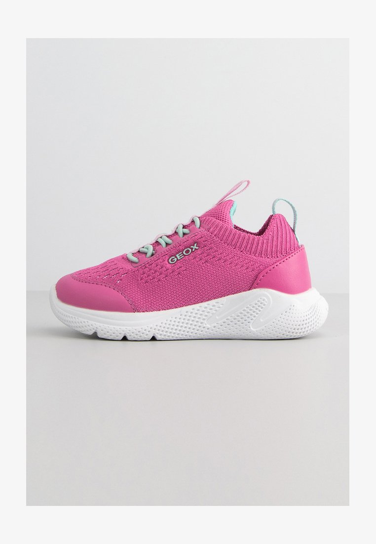 Zapatilla de punto rosa con suela de goma blanca, que presenta un upper texturizado, acentos en turquesa y una pestaña en el talón. Logotipo de la marca visible.