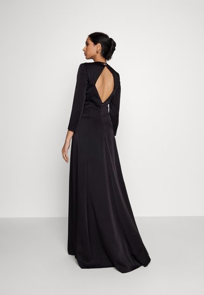 Pikad mustast satiinist kleit, millel on liibuv korpus ja pikad varrukad, sügava selja lõikega ja peene tõmblukuga, sile tekstuur.