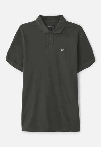 Temnozelena bombažna polo majica s klasičnim ovratnikom, z zapenjanjem na tri gumbe, kratkimi rokavi in majhnim belim logotipom na prsih.