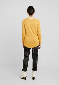 Vero Moda Petite Stickad tröja - yellow