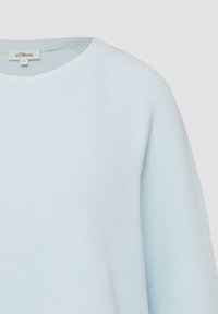 Hellblaues Sweatshirt mit Rundhalsausschnitt, langen Ärmeln und sichtbaren Flachnähte entlang der Schulter- und Ärmel-Nähte.