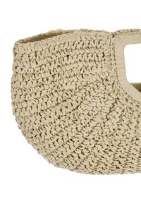 Proplétaná taška z proutí světle béžové barvy. Zaoblený tvar s texturovaným povrchem a výřezy na madla. Odolný a lehký design.