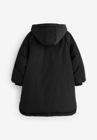Piumino nero imbottito con cappuccio, caratterizzato da una vestibilità ampia, maniche larghe e una texture liscia. Il materiale sembra essere resistente all'acqua e leggero.