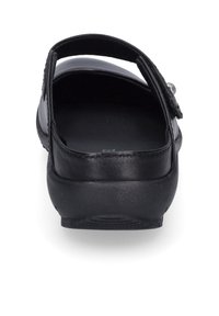 Schwarze Sandale mit strukturiertem Obermaterial, verstellbarem Riemen und gepolsterter Sohle. Das offene Rückendesign verbessert die Atmungsaktivität und den Komfort.