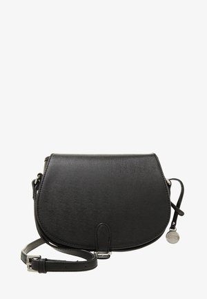 Czarna torebka na ramię w kształcie siodła, wykonana z teksturowanego materiału syntetycznego, wyposażona w regulowany pasek i akcenty z metalu w srebrnym odcieniu.