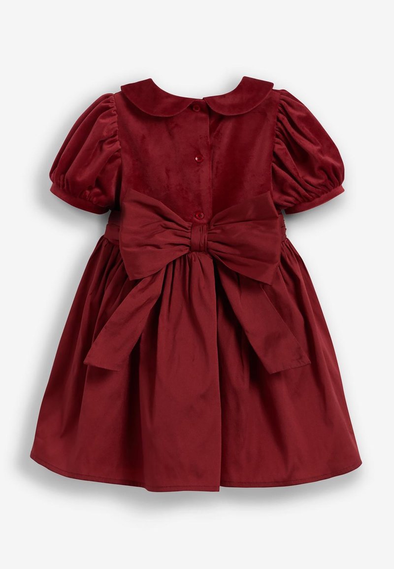 Robe pour tout-petit en velours rouge avec manches bouffantes, col Claudine, boutons sur le devant et grand nœud noué à la taille.