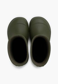 Zoccoli in gomma verde con un esterno liscio, punta arrotondata e rivestimento interno testurizzato. Nessun hardware o motivo visibile.