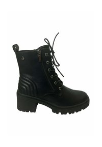Botas negras hasta el tobillo hechas de material sintético con un tacón grueso, con un frente con cordones, cremallera lateral y acentos acolchados en el talón.