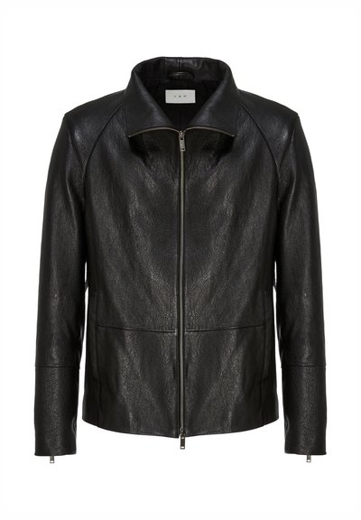 Schwarze Lederjacke mit Reißverschluss vorne, spitzem Kragen und langen Ärmeln. Verfügt über zwei Fronttaschen und eine strukturierte Oberfläche.