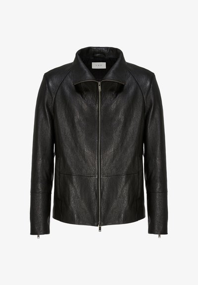 Schwarze Lederjacke mit Reißverschluss vorne, spitzem Kragen und langen Ärmeln. Verfügt über zwei Fronttaschen und eine strukturierte Oberfläche.