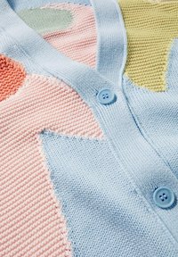 Texturierte Strickjacke in Pastellfarben: Blau, Pink, Grün und Gelb. Knopfverschluss mit runden blauen Knöpfen und auffälligem Muster.