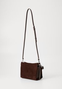Borsa a tracolla in suede marrone con tracolla regolabile, hardware in acciaio inox e una forma rettangolare semplice. Superficie texturizzata senza motivi visibili.