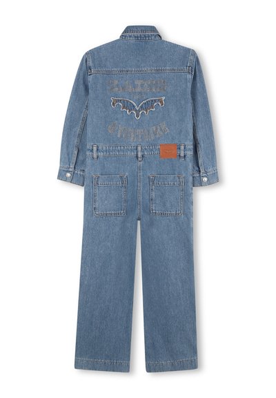 Lichtblauwe denim overall met lange mouwen, voorzakken en een achterprint met tekst en een vleermuisontwerp. Textuurstof, relaxte pasvorm.