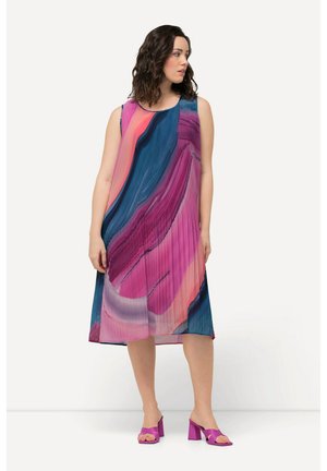 Ärmelloses Kleid in lebendigen Farben von Pink und Blau, mit einem gefältelten Design und A-Linien-Form. Kombiniert mit lila Blockabsatzsandalen.
